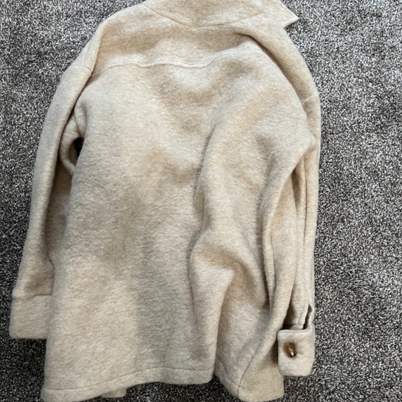 ✨NWT Pretty Little Thing Oatmeal Shacket One Sz✨ - Picture 3 of 5